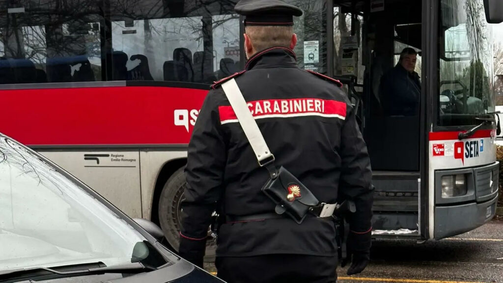 Immagine con bus di linea SETA e carabinieri nel parcheggio dell'Istituto "P. Gobetti di Scandiano" in seguito all'aggressione del controllore.